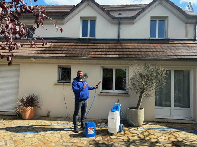 Kevin Paumard, couvreur à Gif-sur-Yvette, avec son équipement de nettoyage professionnel