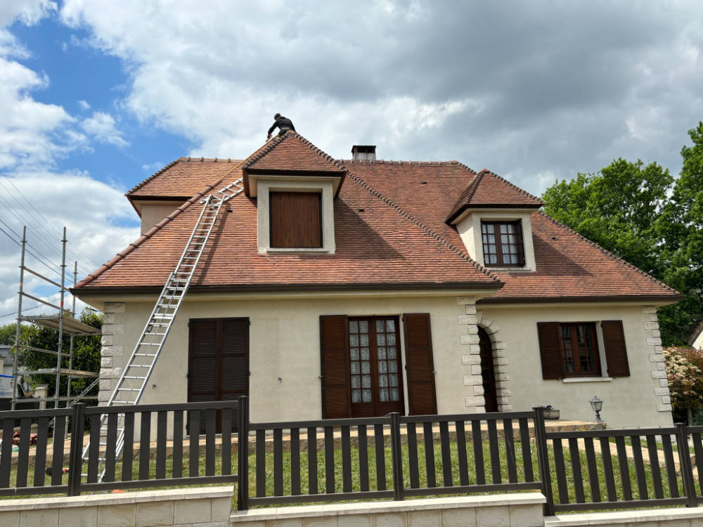 Réparation de toiture en Essonne — Kevin Paumard sur le toit d'un pavillon