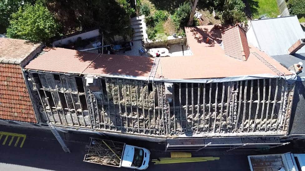 Vue aérienne d'une toiture en cours de dépose en Essonne