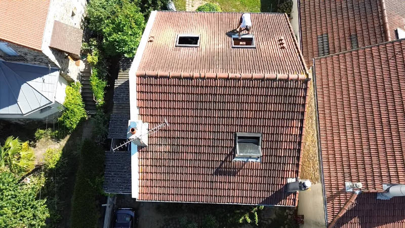 Vue aérienne d'une toiture rénovée en Essonne par Les Toitures de Kevin